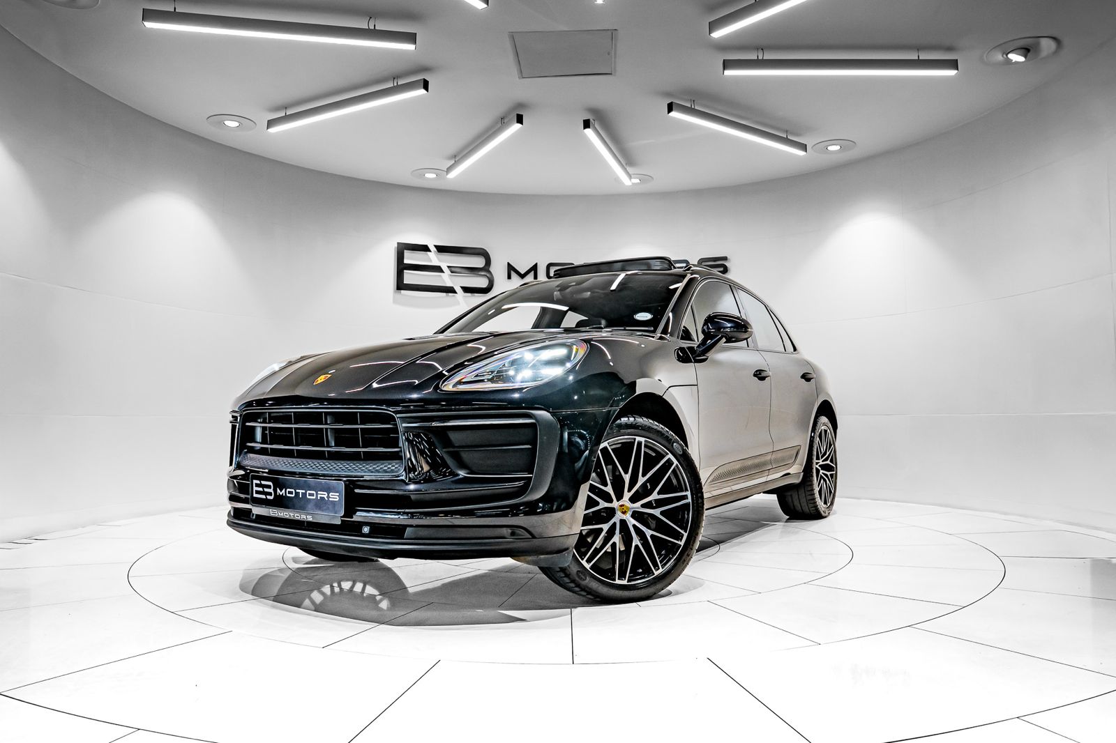 2022 Porsche Macan Macan, photo 1 of 22