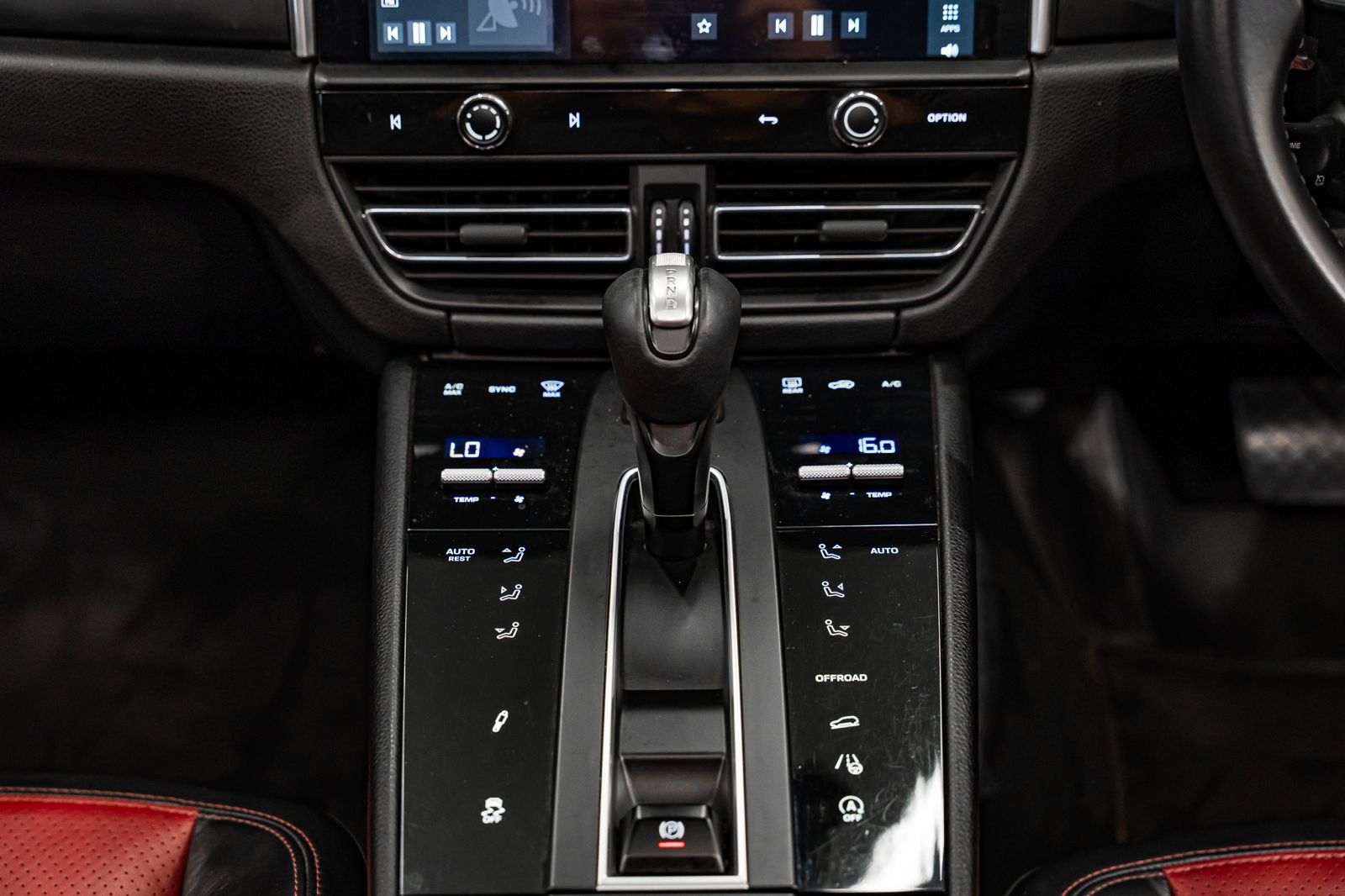 2022 Porsche Macan Macan, photo 12 of 22