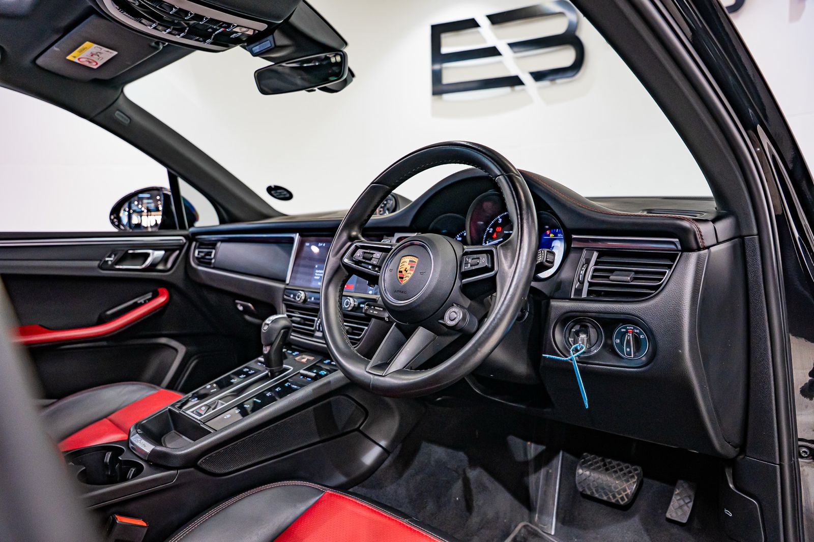 2022 Porsche Macan Macan, photo 14 of 22