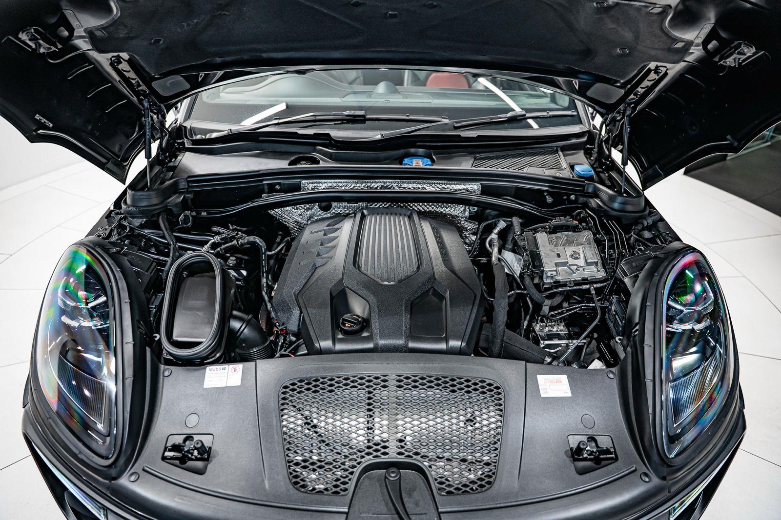 2022 Porsche Macan Macan, photo 16 of 22