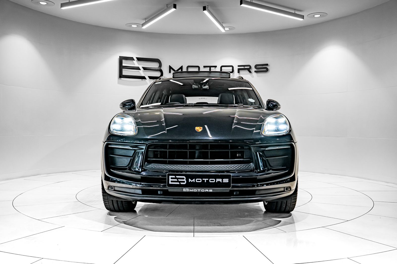 2022 Porsche Macan Macan, photo 2 of 22