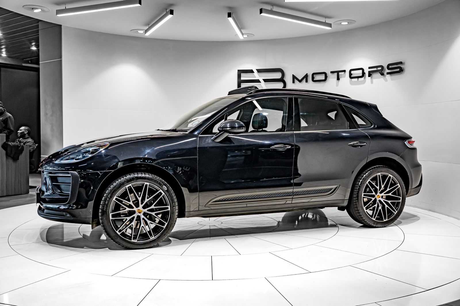 2022 Porsche Macan Macan, photo 3 of 22